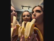 Isabella comiendo bananita