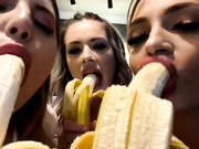 Isabella comiendo bananita